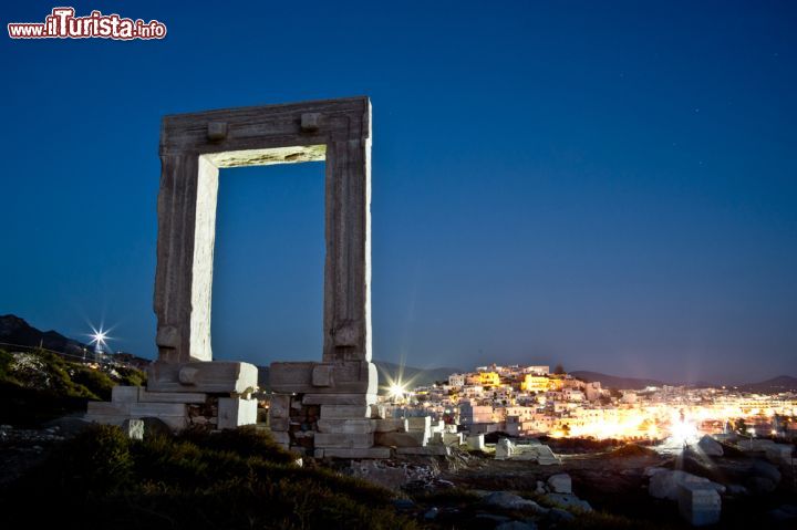 Immagine Santuario di Apollo by night a Naxos, Grecia - La porta d'ingresso di Naxos, più conosciuta come Tempio di Apollo, si trova a picco sul mare e quando la sera è illuminata si circonda di un'atmosfera romantica. Sovrasta la città e la si vede da ogni punto dell'isola © Christos Siatos / Shutterstock.com