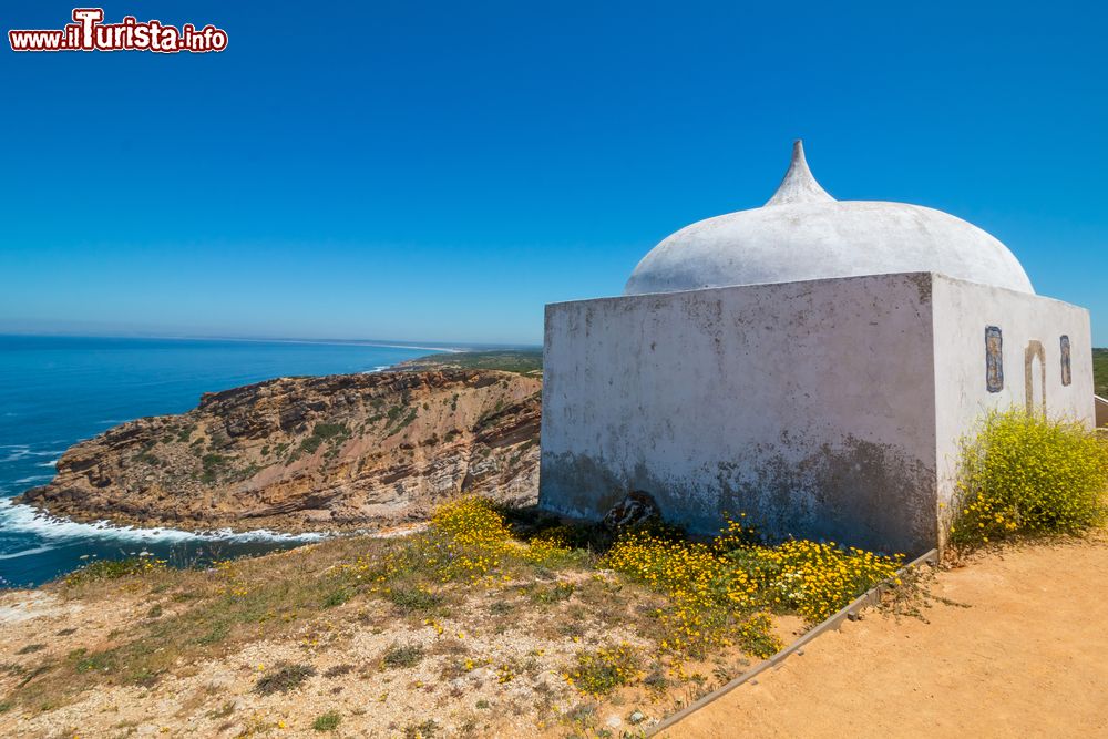 Immagine Un curioso edificio in una suggestiva posizione panoramica presso Sesimbra, Portogallo.