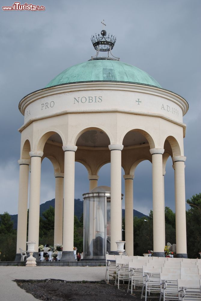 Immagine Santuario di Nostra Signora della Roccia a Belpasso, Sicilia. La leggenda narrra che dal maggio 1986 al 1988 la Madonna sia apparsa ad un giovane di nome Rosario Toscano. Nel luogo dove si posava la Vergine, su di una roccia, oggi si trova una statua della Madonna circondata da un suggestivo colonnato. Questa chiesetta è diventata un luogo di culto.