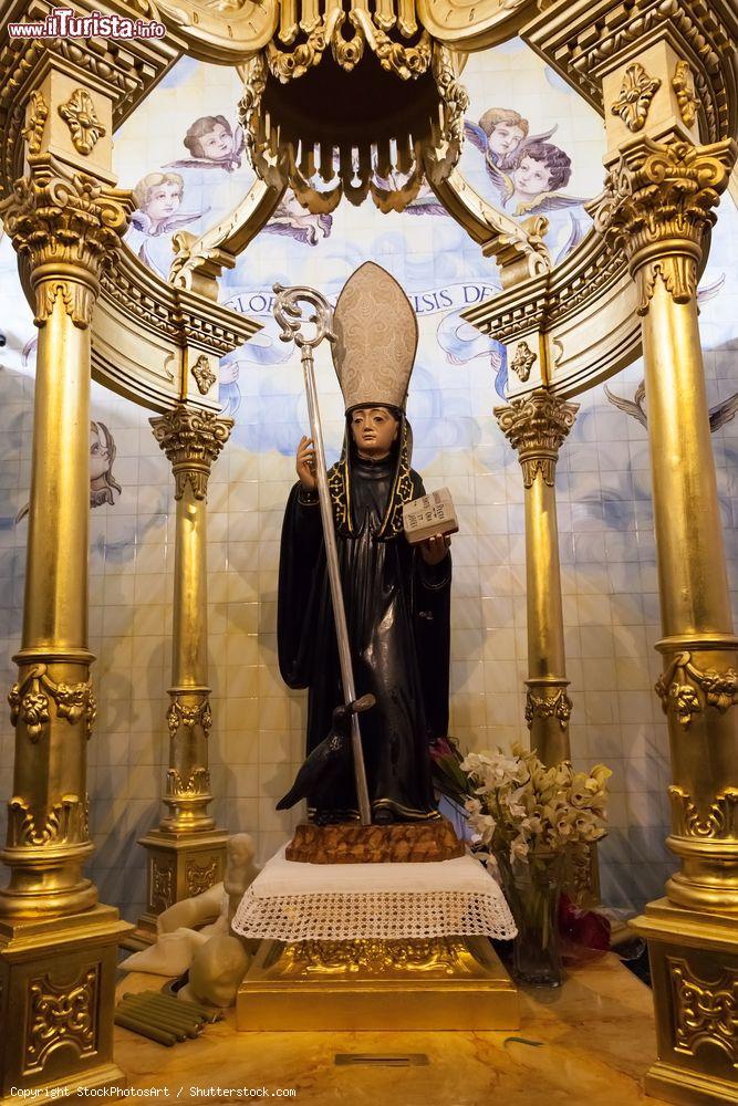 Immagine Santuario di S. Bento da Porta Aberta, Terras de Bouro, Portogallo. La statua di San Benedetto a cui si rivolgono i fedeli. Papa Francesco ha elevato il santuario al rango di basilica in occasione dell'anniversario dei 400 anni avvenuto il 21 marzo - © StockPhotosArt / Shutterstock.com