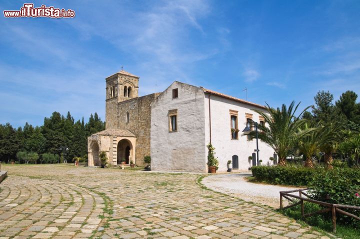 Immagine Il complesso del Santuario di Santa Maria d'Anglona a Tursi in Basilicata. Situato sul sacro colle di Anglona a 263 metri sul livello del mare, l'edificio domina la vallata sottostante tra i fiumi Agri e Sinni. Costruito in stile romanico, il santuario è tutto ciò che resta dell'antica città di Anglona: nacque fra l'XI° e il XII° secolo come ampliamento di una precedente chiesetta risalente al VII°-VIII° secolo. Dal 1931 è monumento nazionale mentre nel 1999 è stato elevato alla dignità di pontificia basilica minore da papa Giovanni Paolo II. 