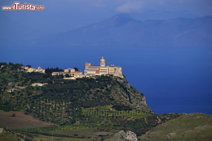 Immagine Veduta aerea del Santuario di Tindari (Sicilia) - Il fatto che questo complesso ecclesiastico si trovi collocato in una zona assolutamente stupenda, ossia a strapiombo sul mare, gli attribuisce ancor più prestigio. Altamente significativo il contesto naturale in cui è inserito poiché, come si nota dall'immagine, una meravigliosa cornice di flora mediterranea ne racchiude la bellezza. Sorge sull'Acropoli Antica, dove prima che la città fosse abbandonata si innalzava una chiesetta superba, demolita in seguito per far posto a questo bellissimo edificio liturgico, fin dagli inizi e tuttora meta di moltissimi pellegrini  - © Angela Crimi / Shutterstock.com