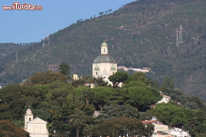 Immagine Nostra Signora della Costa: uno dei più importanti luoghi di culto sanremesi - il bellissimo Santuario di Nostra Signora della Costa, o più comunemente, Madonna della Costa, si trova in uno dei punti più belli della città di Sanremo: la cima di una splendida collinetta, dalla quale si può godere di un panorama davvero mozzafiato. L'originale struttura fu edificata probabilmente nel '300, per essere poi ricostruita in stile barocco nel 1630 in omaggio all'amatissima figura della Madonna della Costa, nota per essere grande protettrice di marinai e pescatori.  - © Pix4Pix / Shutterstock.com