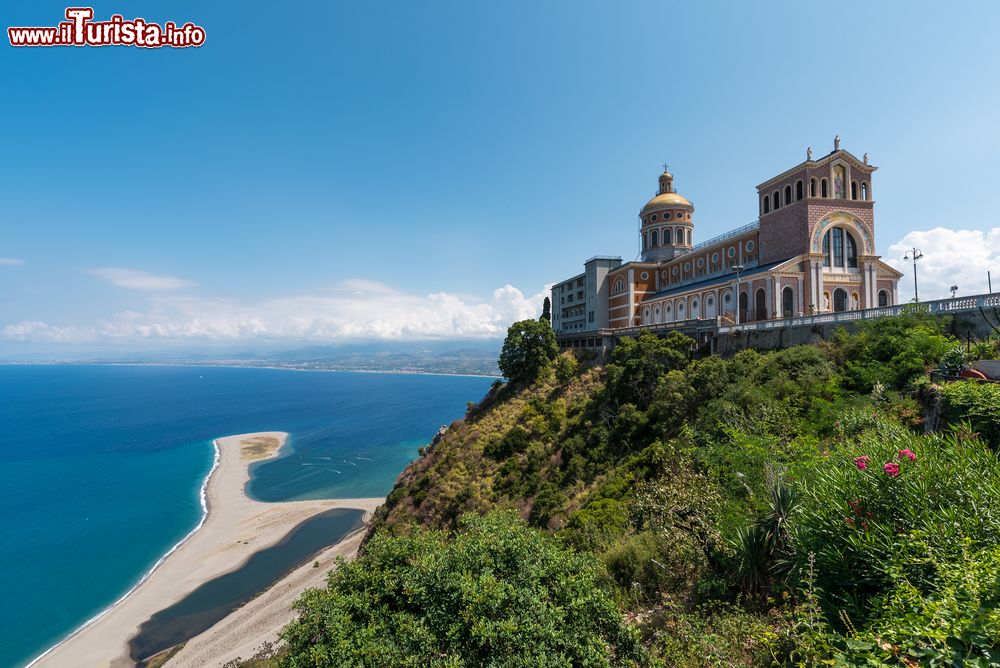 Immagine Santuario Madonna Nera a Tindari e la sua spiaggia