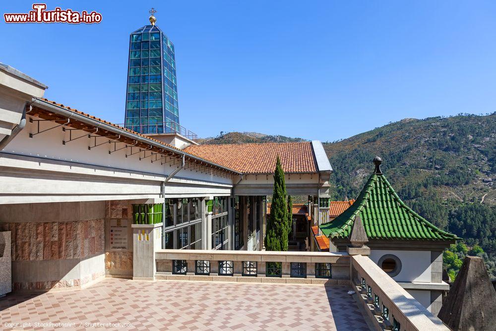 Immagine Sao Bento da Porta Aberta, il santuario nei pressi di Terras de Bouro (Portogallo). Nell'immagine, esterno della cripta - © StockPhotosArt / Shutterstock.com