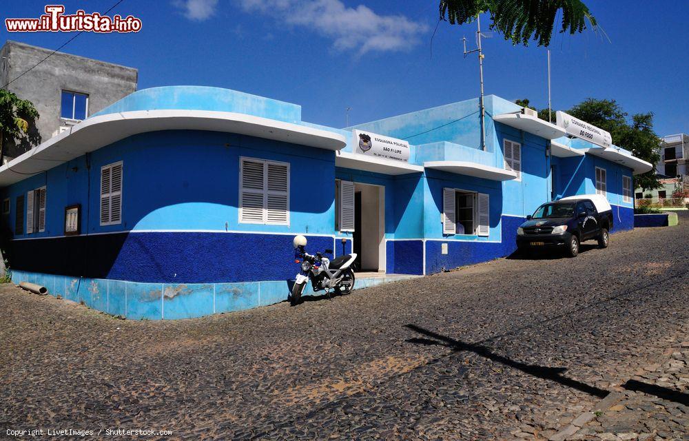Immagine São Filipe, Fogo: la caserma della polizia nel capoluogo dell'isola capoverdiana - © LivetImages / Shutterstock.com