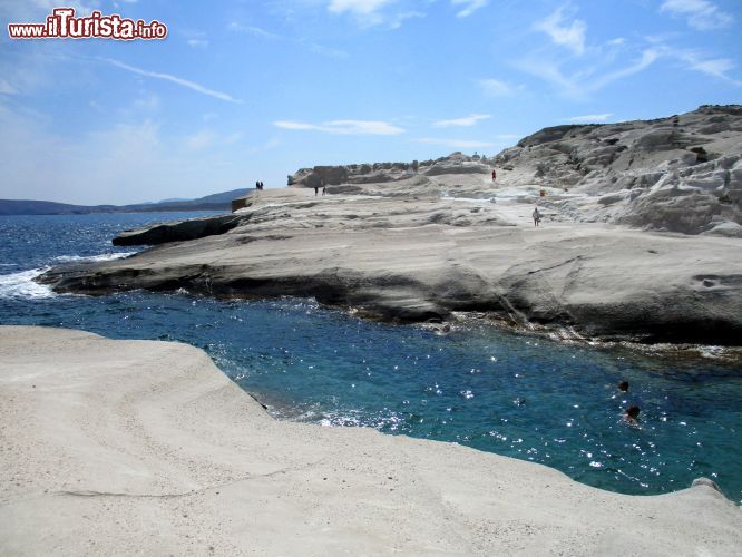 Immagine Le rocce bianche e l'assenza di vegetazione rendono il panorama di Sarakinko molto simile a quello di uno scenario lunare. Si tratta a tutti gli effetti di una delle spiagge più fotografate di tutta la Grecia.