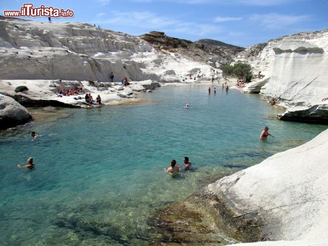 Immagine La spiaggia di Sarakiniko a Milos è una delle più apprezzate dai turisti. Si trova sulla costa nord, ed è visitabile preferibilmente quando non soffia il Meltemi.