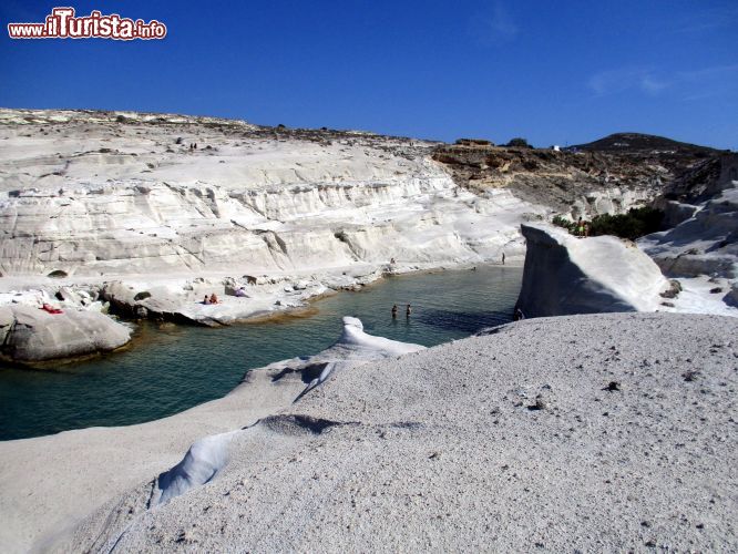 Immagine Sarakiniko, Milos, Isole Cicladi: durante i periodi di alta stagione può essere difficile trovare un posto libero sulle rocce per godersi una giornata di mare, soprattutto a partire dalla tarda mattinata.