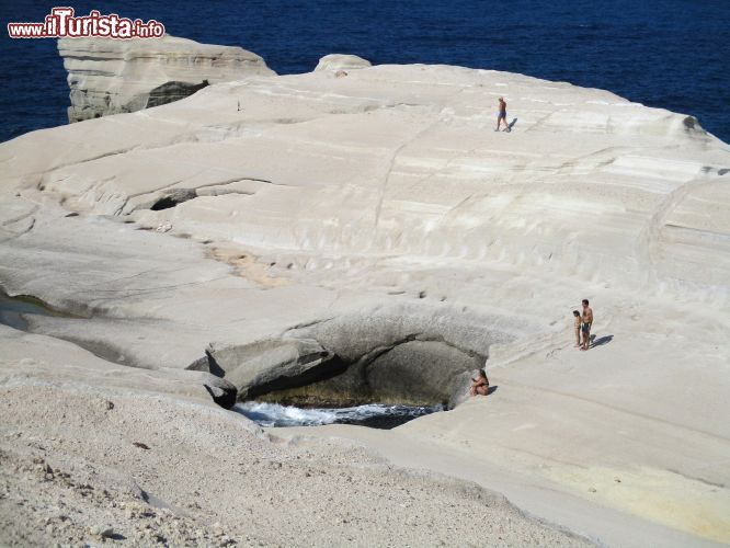 Immagine Le rocce di Sarakiniko sono uno spettacolo della natura che meriterebbe una maggiore tutela. Prese d'assalto dai vacanzieri in estate, purtroppo subiscono spesso vandalismo da parte dei turisti che vi incidono il poprio nome.