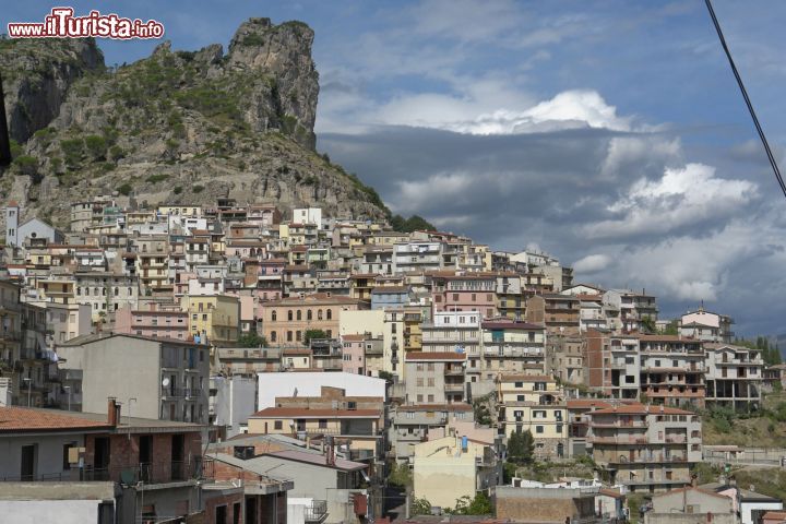 Immagine Panorama del centro di Ulassai in Sardegna - © Hans Peter Schaefer - CC BY-SA 3.0 - Wikimedia Commons.