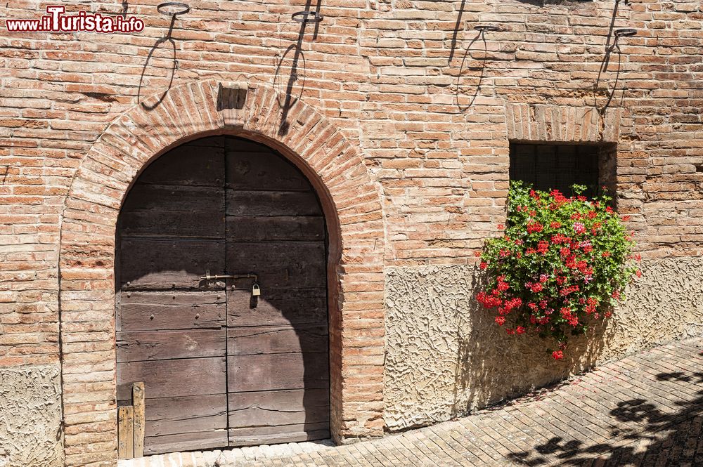 Immagine Sarnano (Macerata): la facciata di una tipica casa con addobbi floreali. 