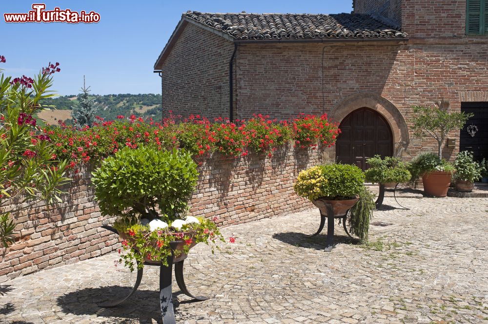 Immagine Sarnano, provincia di Macerata: un vecchio casale con il suo cortile (Marche).