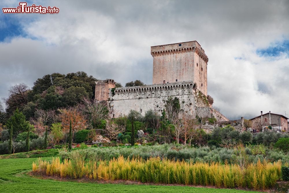 Immagine Sarteano, Toscana: il castello medievale domina il borgo della Valdichiana