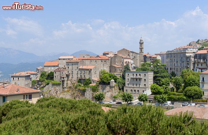 Immagine Sartène, Corsica: il borgo si trova su un promontorio che domina la valle del Rizzanese, nel sud dell'isola.