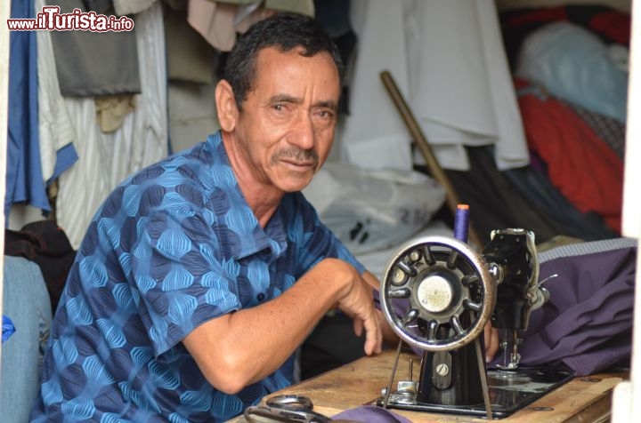 Immagine Un sarto alla sua macchina da cucire a pedali nel cuore di Jarabacoa, località nel cuore della Repubblica Dominicana