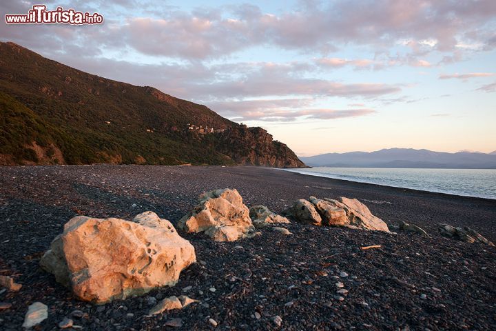 Immagine Il contrasto delle rocce bianche sulla spiaggia nera di Nonza in Corsica