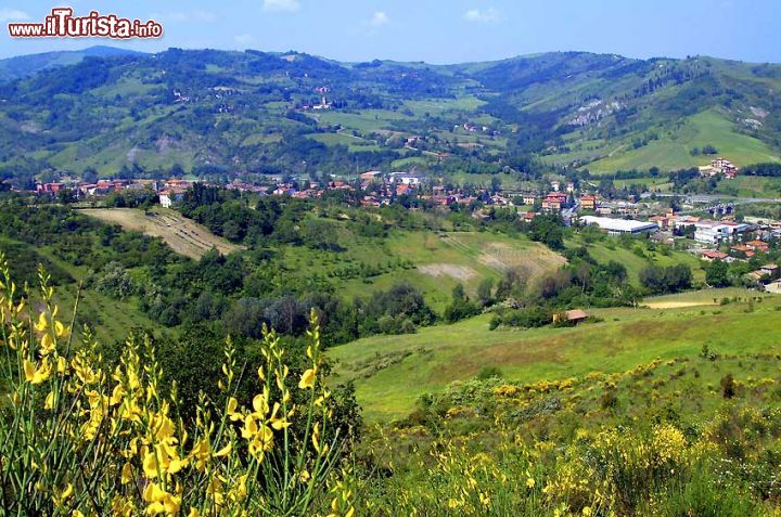 Immagine Il  panorama della cittadina di Savigno (Emila-Romagna) e della val Samoggia, in provincia di Bologna. La città è famosa per la sua Fiera del Tartufo che si svolge ad ottobre  - © www.comune.valsamoggia.bo.it