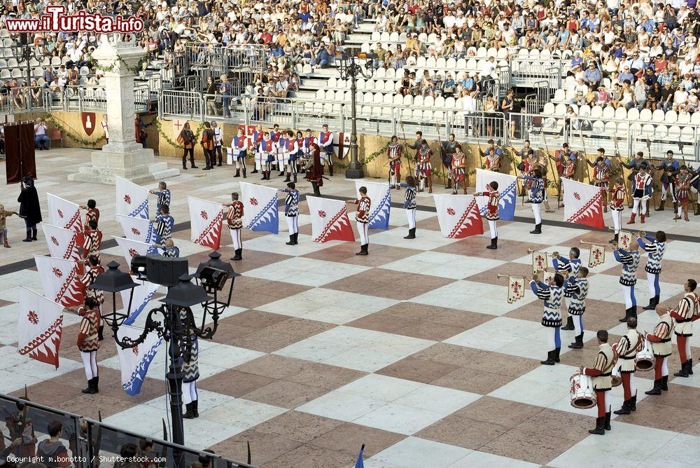 Immagine Sbandieratori durante la partita a scacchi umani di Marostica, Vicenza, Veneto - © m.bonotto / Shutterstock.com
