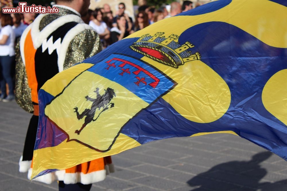 Immagine Sbandieratori in piazza ad Acquapendente in occasione della Festa dei Pugnaloni