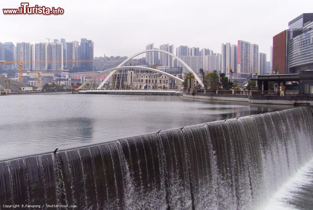 Immagine Sbarramento sul fiume nella città di Guiyang, Cina, con il ponte sullo sfondo - © B.Panupong / Shutterstock.com