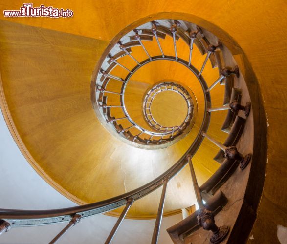 Immagine Particolare con scala a chiocciola di Azay-le-Rideau (Francia) - Quest'immagine potrebbe sembrare una scelta di design che porta la firma di un artista contemporaneo, un inno ai materiali ecologici/green o ancora un insegnamento applicato della psicologia visiva. Invece, si tratta di un particolare che si trova spesso ad Azay-le-Rideau: le scale a chiocciola. Pensate nei tempi attuali sono piuttosto comuni ma se messe in relazione ad una città dove dappertutto si respira un clima rinascimentale, anche loro assumono un'importanza suggestiva all'avanguardia e interessante in questo caso, che conduce alle famose finestre decorate del Castello - © Evgeny Shmulev / Shutterstock.com