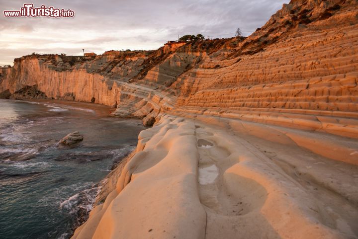 Immagine Scala dei Turchi fotografata al tramonto, costa di Realmonte, provincia di Agrigento - © Lukasz Janyst / Shutterstock.com