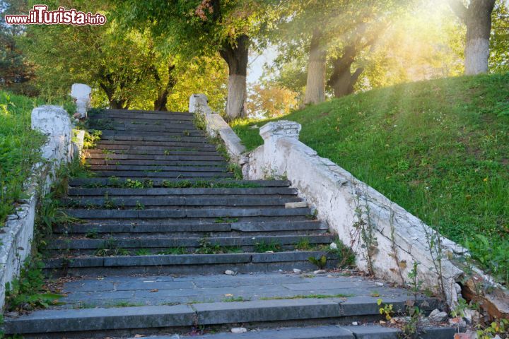 Immagine Giardini e aree pubbliche verdi che impreziosiscono la città di Kostroma sono ideali per trascorrere giornate all'aperto all'insegna del relax. In estate gli spazi pubblici, soprattutto quelli lungo il Volga, sono frequentati da abitanti e turisti che vi organizzano deliziosi pic-nic grazie anche al fresco venticello che spira dalle sue sponde; in inverno offrono invece un panorama mozzafiato sulle betulle coperte di ghiaccio e neve. Passeggiando nei giardini della città russa si potranno ammirare anche monumenti, fontane e scalinate - © Belozorova Elena / Shutterstock.com