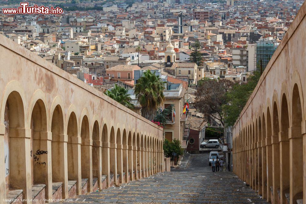 Immagine Scala monumentale della Matrice con vista del borgo di Paternò in Sicilia - © Lev Levin / Shutterstock.com