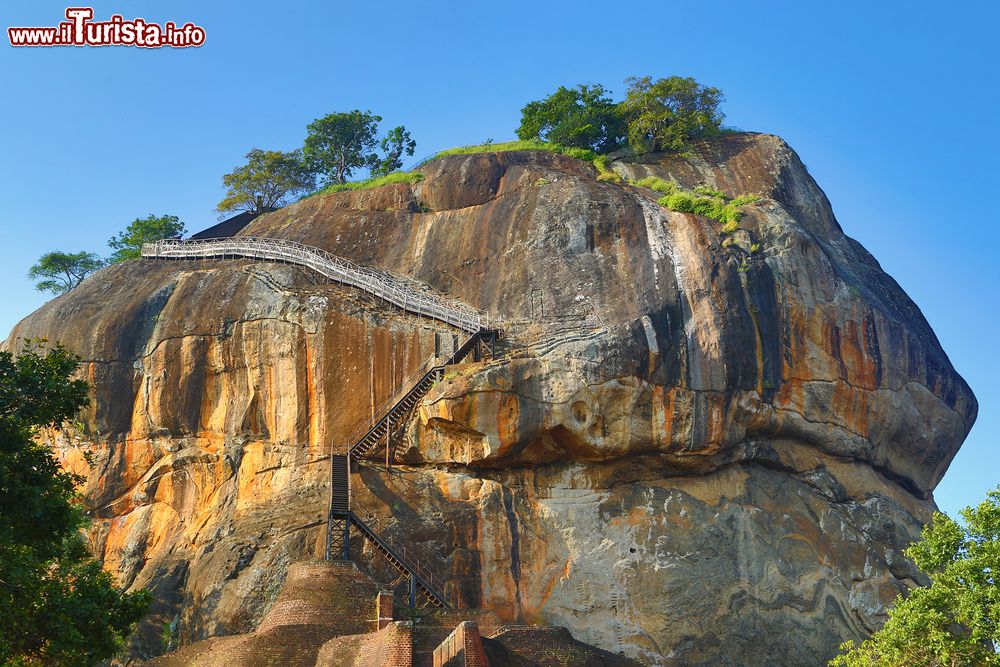 Immagine Le scale che conducono alle rovine del'antico palazzo di Sigiriya (Sri Lanka), il cuore del regno di Kasyapa nel V secolo. Soino oltre 1200 i gradini da percorrere per raggiungere la cima