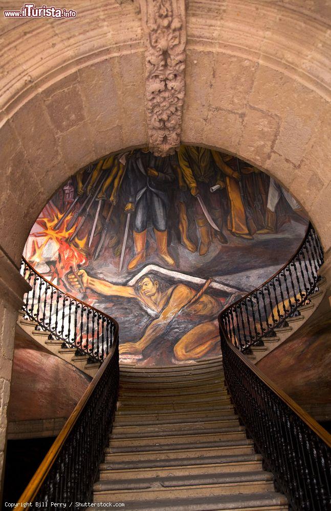 Immagine Le scale di accesso al Palazzo del Governo di Morelia, Messico. Di grande pregio è il dipinto di Alfredo Zalco sulla guerra di indipendenza del Messico - © Bill Perry / Shutterstock.com