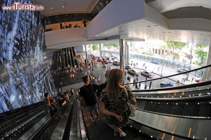 Immagine Scale mobili all'esterno di un grande mall di Singapore, uno dei tanti centri commerciali che si trovano in città - © Sonja Vietto Ramus