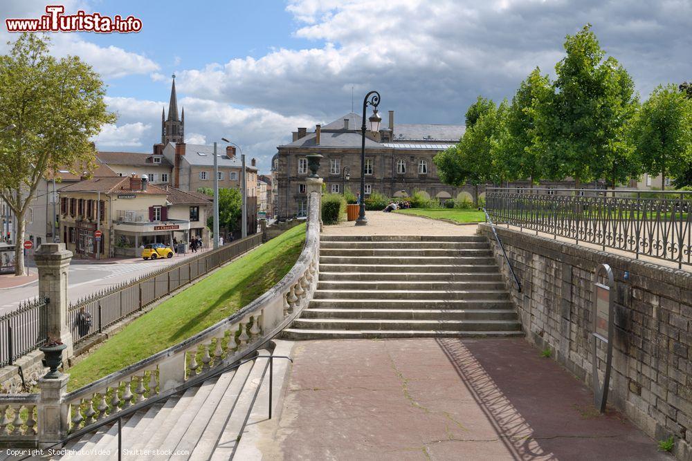 Immagine Scalinata ai Giardini Orsay di Limoges, Francia. Costruito sui resti dell'antico anfiteatro romano, questo parco si trasforma in teatro in occasione di eventi musicali - © StockphotoVideo / Shutterstock.com