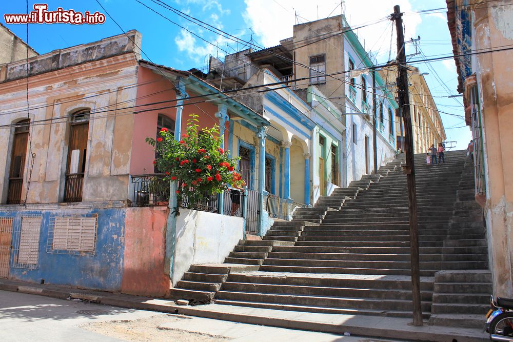 Immagine La scalinata di calle Padre Pico conduce al quartiere di Tivolì, dove un tempo si stabilì la comunità francese. Siamo a Santiago de Cuba.