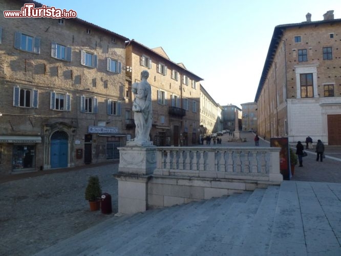 Immagine Scalinata della cattedrale, vista del centro storico di Urbino