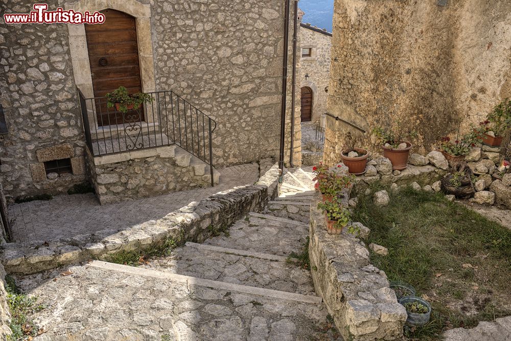 Immagine Una caratteristica via di Santo Stefano di Sessanio, L'Aquila, Abruzzo. Questo gioiello incastonato fra i monti si trova nei pressi dell'altopiano di Campo Imperatore.