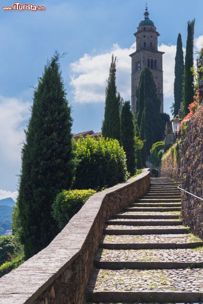 Immagine Scalinata con vista sulla torre campanaria a Morcote, Canton Ticino, Svizzera.  Per le sue stradine, i portici e le facciate decorate dei palazzi d'epoca è stato dichiarato "villaggio più bello di Svizzera" nel 2016.