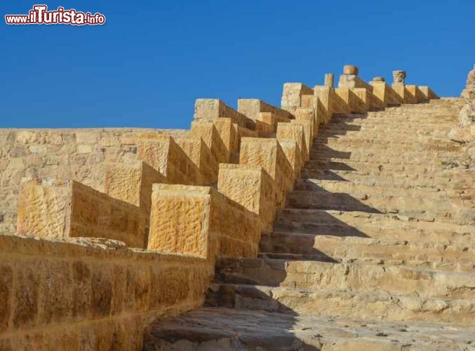 Immagine Scalinata del castello crociato nei pressi della città di Karak, Giordania. Il dettaglio di un'ampia scalinata in pietra da cui si accede ad una fortezza nelle vicinanze di Karak - © LouieLea / Shutterstock.com