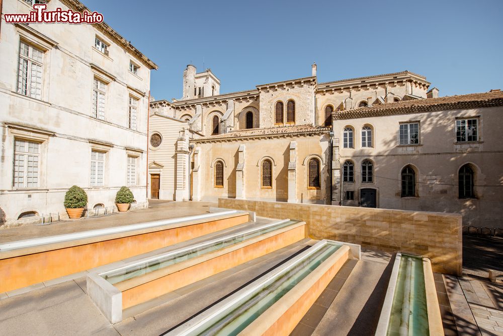 Immagine Scalinata e piazzetta nei pressi della cattedrale di San Castore a Nimes, Occitania (Francia).