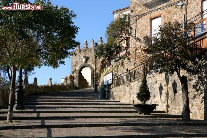 Immagine Scalinata in centro ad Agropoli, Campania - Per raggiungere il borgo antico di Agropoli si deve percorrere a piedi la famosa salita degli "scaloni", una gradinata larga e bassa sopravvissuta al traffico veicolare. Per i residenti esiste anche una strada secondaria carrabile a traffico limitato. A rendere ancora più caratteristica la scalinata è il muro di protezione decorato da merli, che richiamano quelli della porta d'ingresso, con estremità sferica © onairda / Shutterstock.com