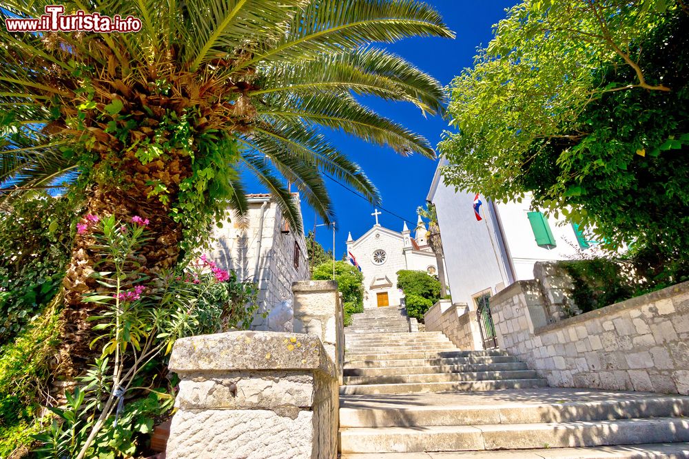 Immagine Scalinata in pietra e chiesetta bianca, nel tipico stile mediterraneo. Siamo a Rogoznica, in Dalmazia (Croazia).