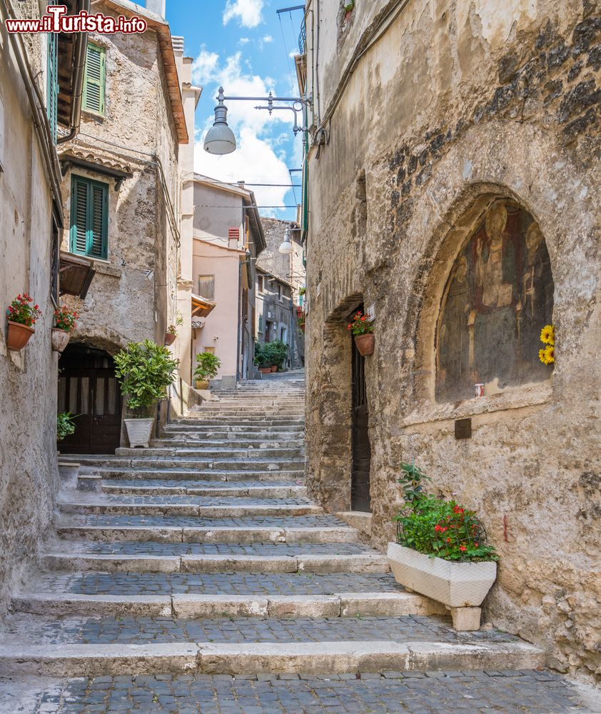 Immagine Una scalinata in pietra fra le vecchie abitazioni di Subiaco, provincia di Viterbo, Lazio.