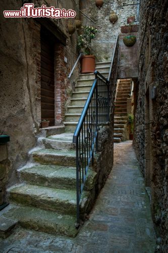 Immagine Una scalinata in pietra nel cuore del villaggio toscano di Capalbio, provincia di Grosseto. Siamo nella campagna della Maremma - © robertonencini / Shutterstock.com