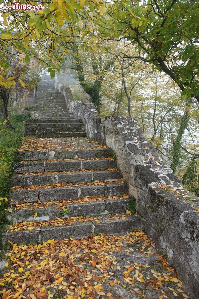 Immagine Una scalinata in pietra ricoperta da foglie nei pressi di Jajce, Bosnia e Erzegovina, in autunno.