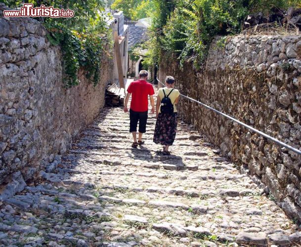 Immagine Una scalinata nel villaggio di Blagaj, in Bosnia-Erzegovina - nella foto possiamo vedere una delle tante scalinate dell'antico villaggio di Blagaj che, essendo stato costruito sul fianco di una parete rocciosa, è ricco di saliscendi e scalinate in pietra. La posizione così particolare di questo villaggio e i bellissimi panorami che offre, lo hanno reso una delle località più famose di tutta la Bosnia-Erzegovina. - © DyziO / Shutterstock.com