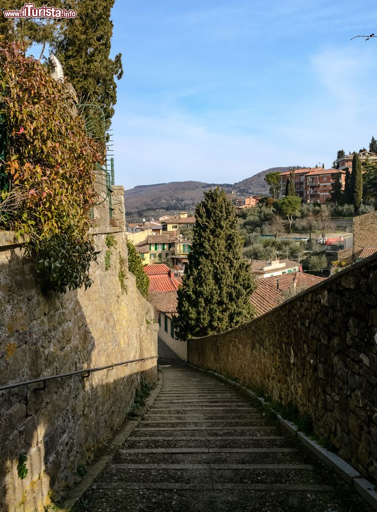 Immagine Una scalinata nel centro del borgo di Fiesole, provincia di Firenze, Toscana. Da questo villaggio, un tempo una delle più importanti città etrusche alle pendici meridionali dell'Appennino Tosco-Emiliano, si ha una bella veduta panoramica su Firenze.