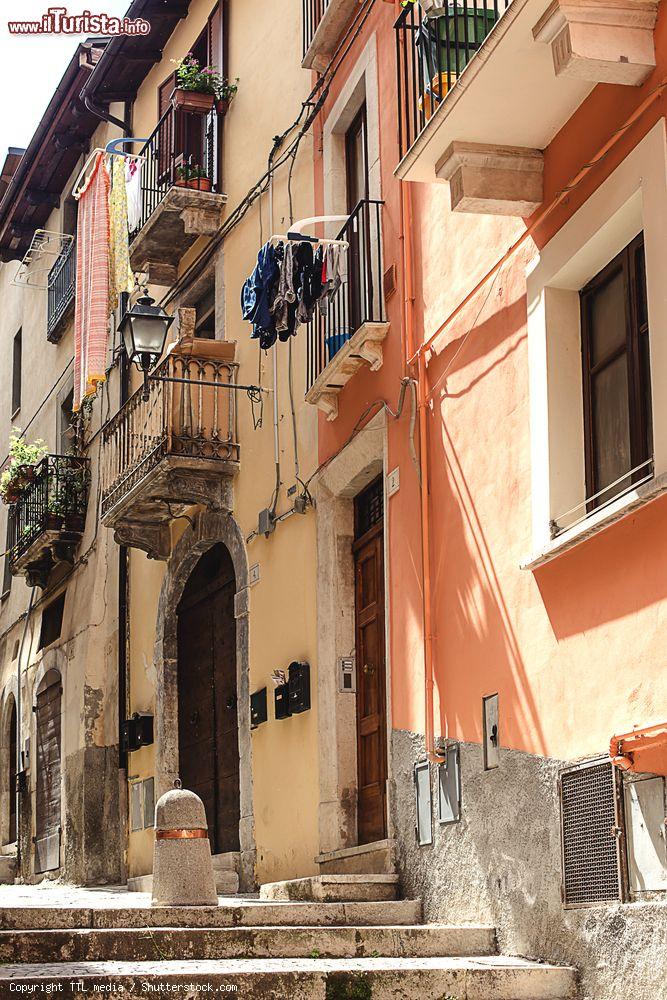 Immagine Una scalinata nel centro storico di Sulmona, provincia dell'Aquila, Abruzzo - © TTL media / Shutterstock.com