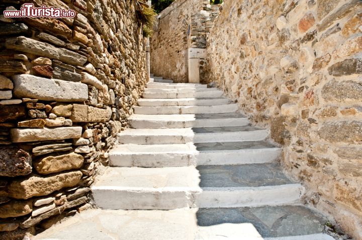 Immagine Scalinata nella "chora" di Naxos, Grecia - Passeggiando per Naxos si possono scoprire alcuni scorci panoramici davvero incantevoli © Christos Siatos / Shutterstock.com