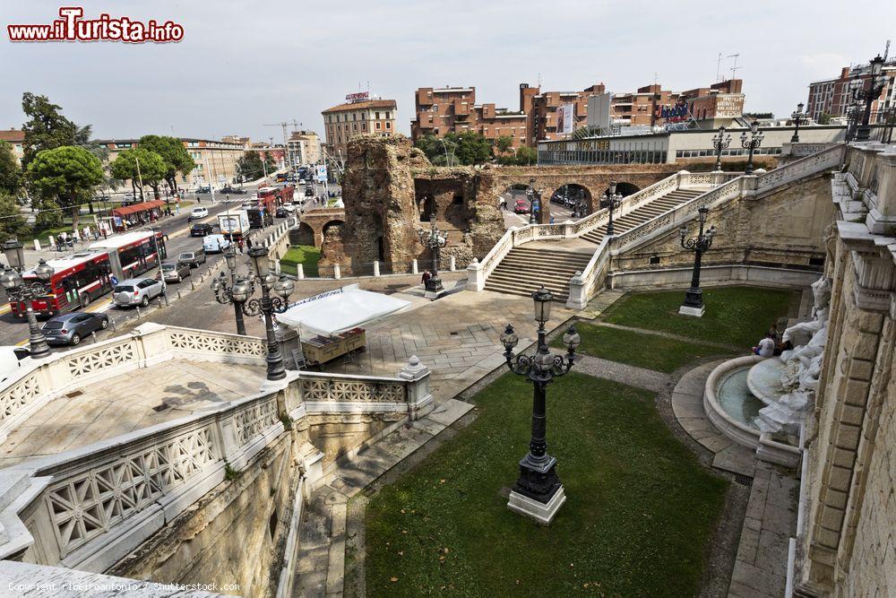 Immagine Scalinate al Parco della Montagnola a Bologna, Emilia-Romagna. E' una delle aree verdi più antiche della città, aperta la prima volta nel XVII° secolo - © ribeiroantonio / Shutterstock.com