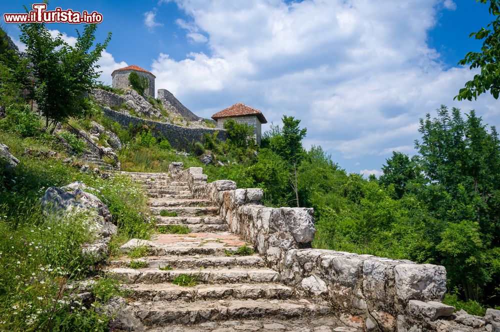 Immagine Scalini di ingresso alla fortezza medievale di Bedem, Niksic, Montenegro.